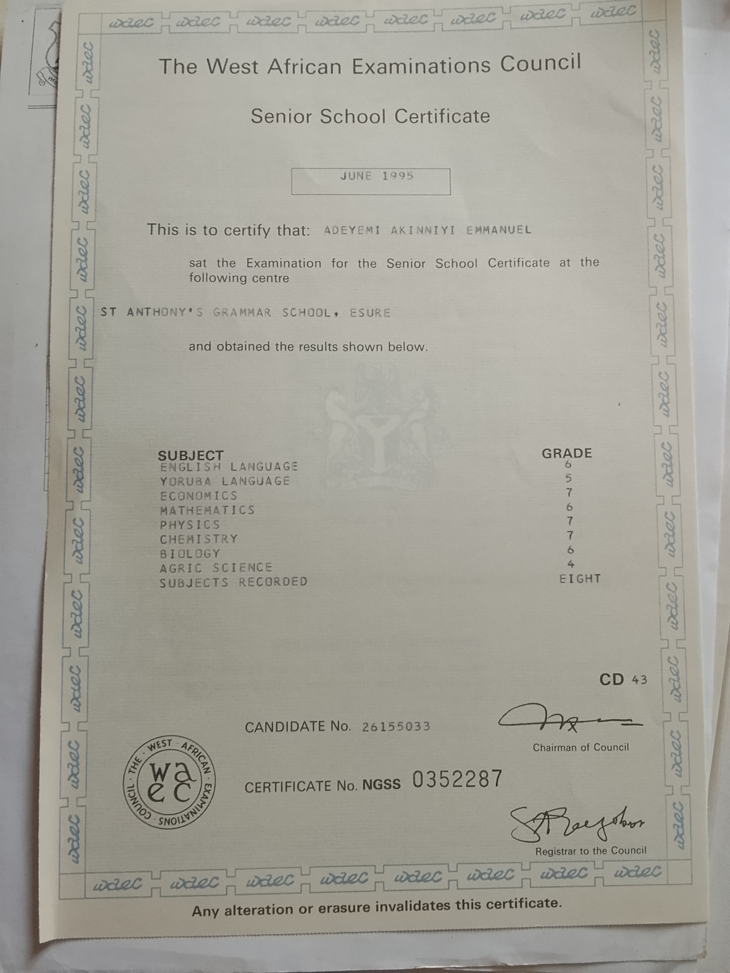 6. For applicants residing abroad, any document attesting aptitude in English (for ex.: TOEFL, English Language Certificate, Attestation of English study or courses completed in English with corresponding grades / transcripts...).